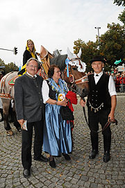 Oberbrügermeister Christian Ude mit Frau und Münchner Kindl im Hintergrund (Foto: Ingrid Grossmann)